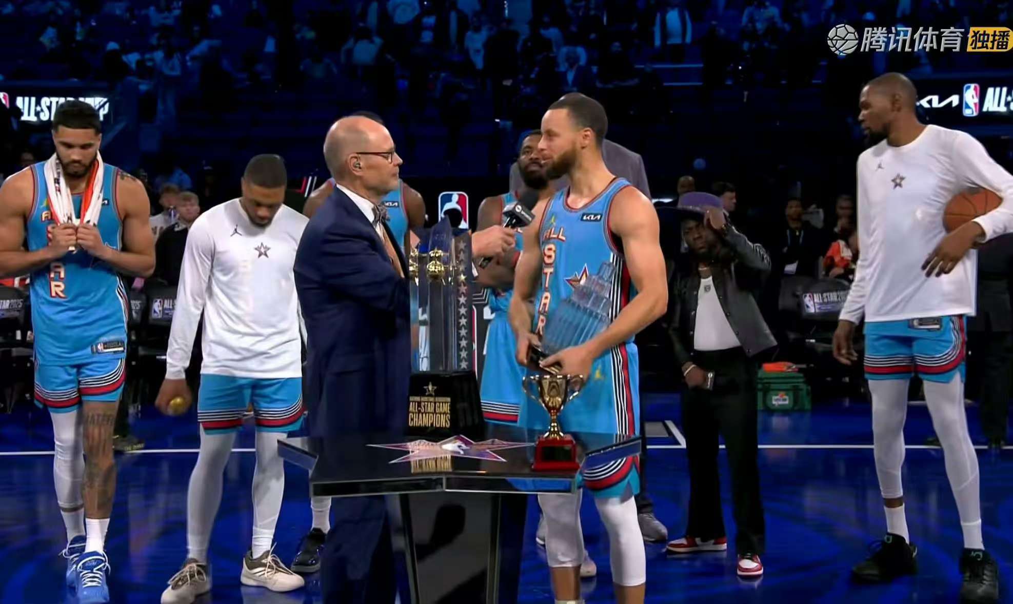 九游会j9 -包含库里迎来十五赛季高光表现，中国队球迷沸腾！的词条